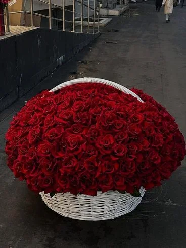 Canasta real de rosas rojas de Lizi Flowers